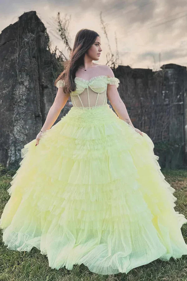 Vestido de fiesta con capas, volantes y hombros descubiertos en forma de A